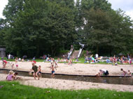 Oma hielp me een zandkasteel bouwen